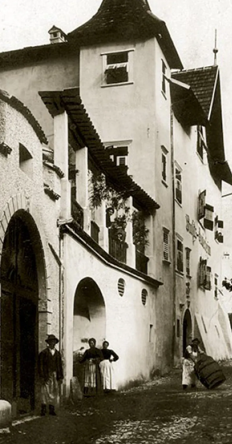 1901 Residenza Hansenheim - Sede centrale della Tenuta - Vignaiolo Peter Sölva con la botte.
